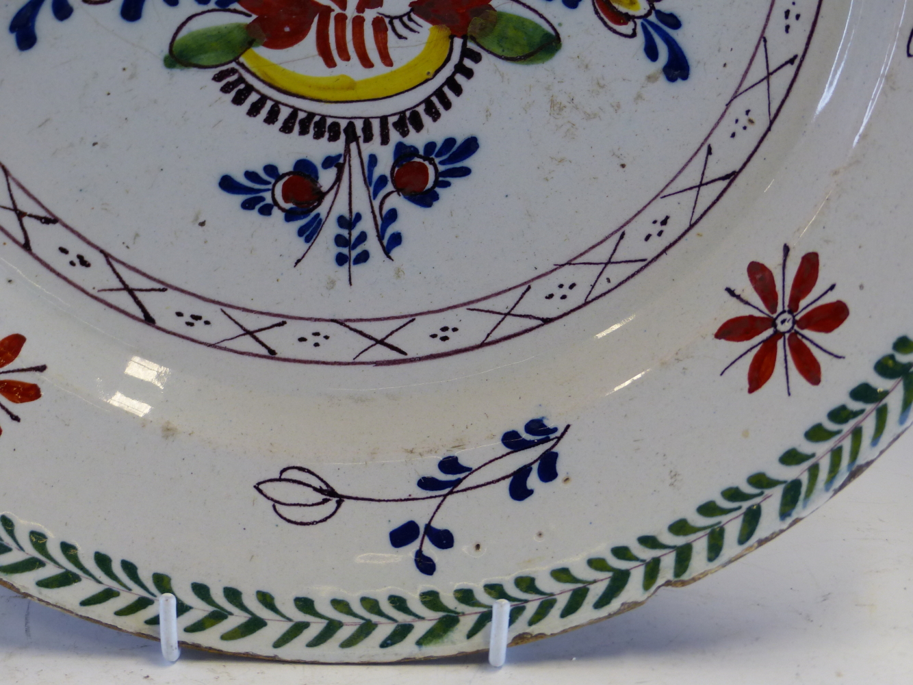 A PAIR OF MID 18th C. ENGLISH POLYCHROME DELFT DISHES PAINTED WITH CENTRAL SPRAYS OF FLOWERS - Image 12 of 20