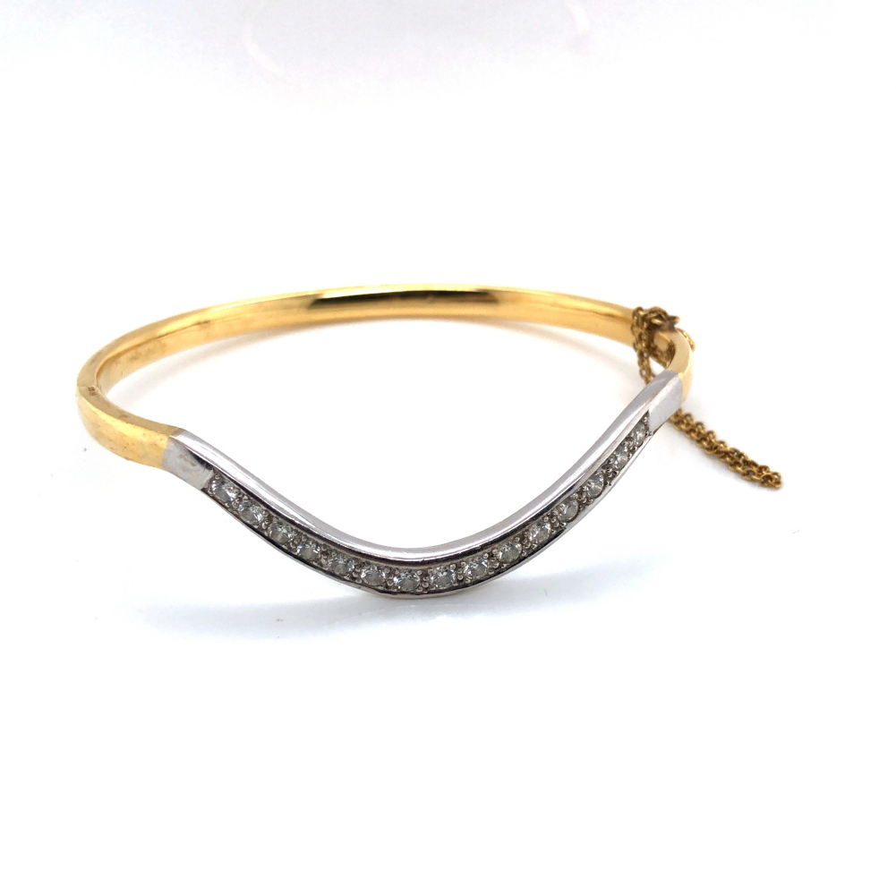 AN 18ct HALLMARKED WHITE AND YELLOW GOLD DIAMOND SET WISHBONE SHAPED HINGED BANGLE. THE WISHBONE - Image 4 of 4