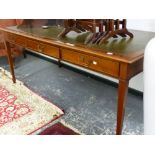 A GOOD QUALITY GEORGIAN STYLE MAHOGANY THREE DRAWER WRITING TABLE WITH GREEN LEATHER INSET TOP. H 77