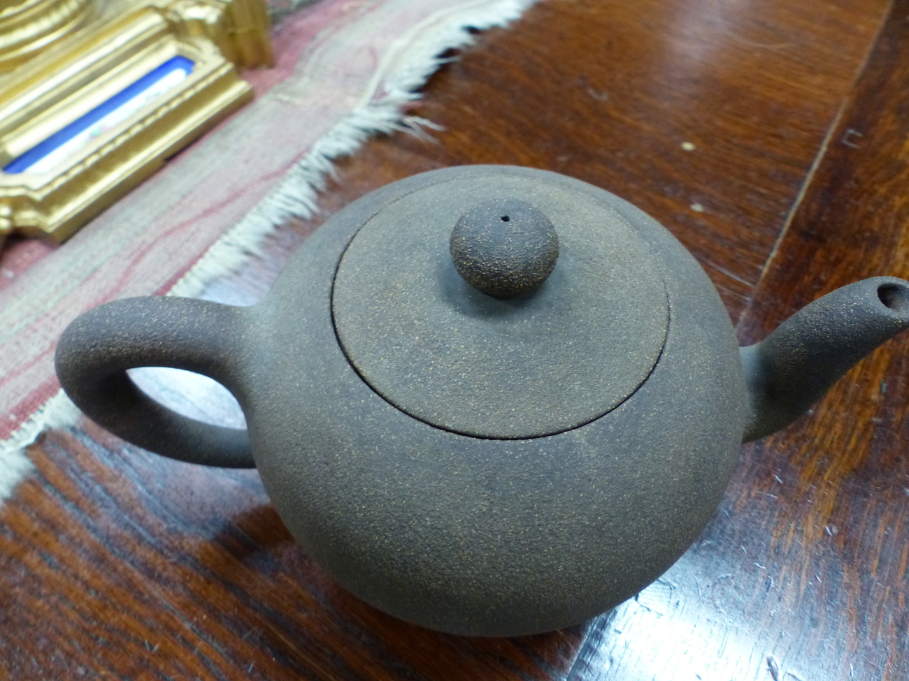 A CHINESE YIXING RED WARE TEA POT BEARING SEAL MARKS INSIDE THE COVER AND ON THE FOOT. Dia 15cms. - Image 9 of 15