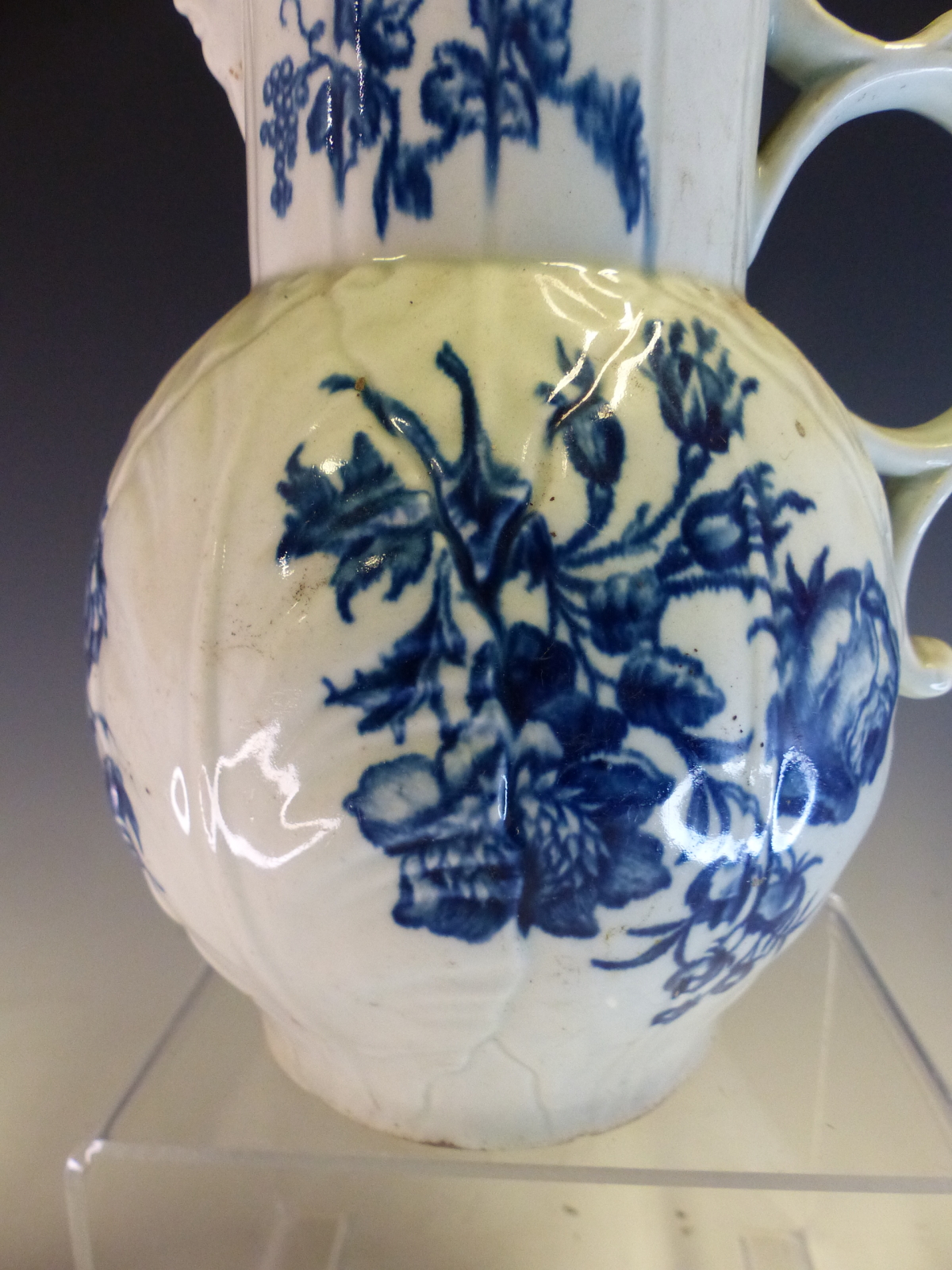 AN 18th C. WORCESTER BLUE AND WHITE MASK JUG PRINTED WITH ROSES AND OTHER FLOWER IN SPRAYS, CRESCENT - Image 12 of 14