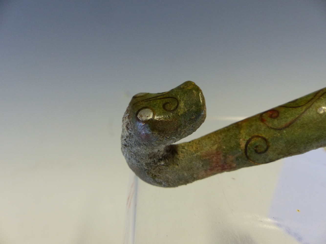 AN EARLY CHINESE BRONZE BELT HOOK, THE DRAGON FORM INLAID WITH COPPER WIRE AND SILVER STIPPLES. - Image 2 of 8