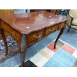 A 20th FRENCH STYLE MARQUETRIED KINGWOOD TABLE, THE WAVY RECTANGULAR TOP WITH ORMOLU MOUNTED EDGE