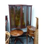 AN EDWARDAN MAHOGANY AND CHEQUER INLAID DISPLAY CABINET.