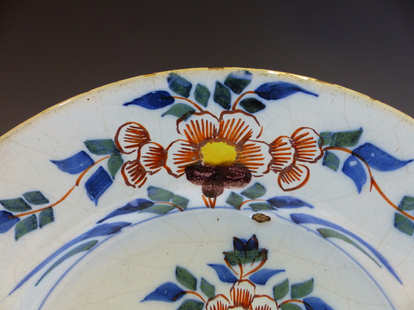 A PAIR OF 18th C. ENGLISH DELFT POLYCHROME PLATES PAINTED WITH YELLOW CENTRED RED FLOWERS WITHIN - Image 6 of 10
