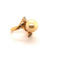 A GOLDEN CULTURED PEARL AND DIAMOND BYPASS RING. UNHALLMARKED, STAMPED 750, 18K, ASSESSED AS 18ct