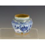 A CHINESE BLUE AND WHITE JARLET PAINTED WITH A FLOWERING VINE BAND. Dia. 7.5cms.