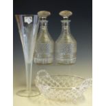 A PAIR OF GEORGE IV GLASS DECANTERS AND STOPPERS, THE RING CUT NECKS AND SHOULDERS OVER DIAMOND