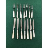 SIX MOTHER OF PEARL HANDLED FORKS AND FOUR KNIVES BY MAPPIN AND WEBB, SHEFFIELD 1904, A KNIFE AND