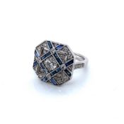 A HALLMARKED 18ct WHITE GOLD SAPPHIRE AND DIAMOND ART DECO STYLE PANEL RING, FINGER SIZE L 1/2.