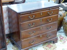 AN MID GEORGIAN MAHOGANY SMALL BACHELORS CHEST OF FOUR DRAWERS WITH BRUSHING SLIDE. H 81 X W 84 X