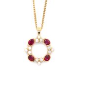 AN 18ct HALLMARKED GOLD RUBY AND DIAMOND PENDANT SUSPENDED ON A 18ct HALLMARKED GOLD CURB CHAIN.