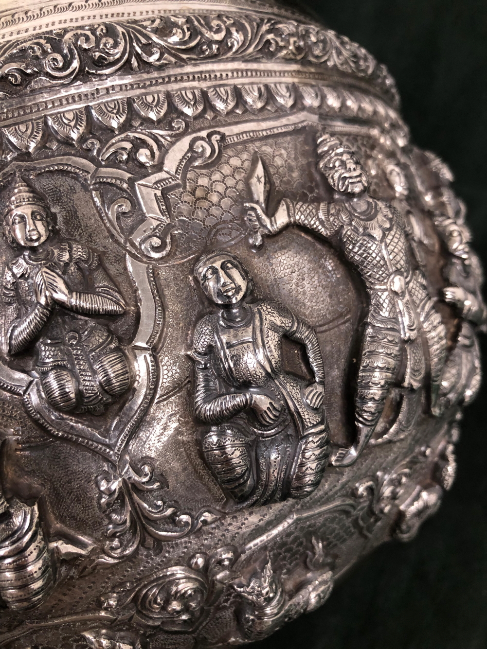 A BURMESE WHITE METAL BOWL, THE ROUNDED SIDES OF THE EXTERIOR RAISED WITH COURT SCENES OF FIGURES - Image 6 of 8
