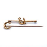 AN ANTIQUE 15ct GOLD HORSESHOE STICK PIN, AND AN ANTIQUE 9ct GOLD HORSESHOE AND RIDING CROP BAR