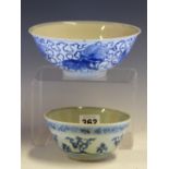 A CHINESE BLUE AND WHITE BOWL WITH A ROUNDEL OF A QUATREFOIL IN THE INTERIOR. Dia. 12.5cms. TOGETHER