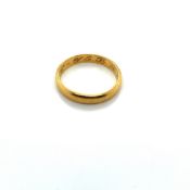 A HALLMARKED 22ct GOLD WEDDING RING. ENGRAVED TO INSIDE. FINGER SIZE O. WEIGHT 3.64grms.
