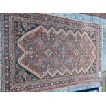 AN ANTIQUE PERSIAN MAHAL RUG. 202 x 130cms