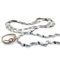 A 9ct WHITE GOLD HALLMARKED WOVEN FLAT LINK NECKLACE, LENGTH 42cms, TOGETHER WITH AN ITALIAN 9ct