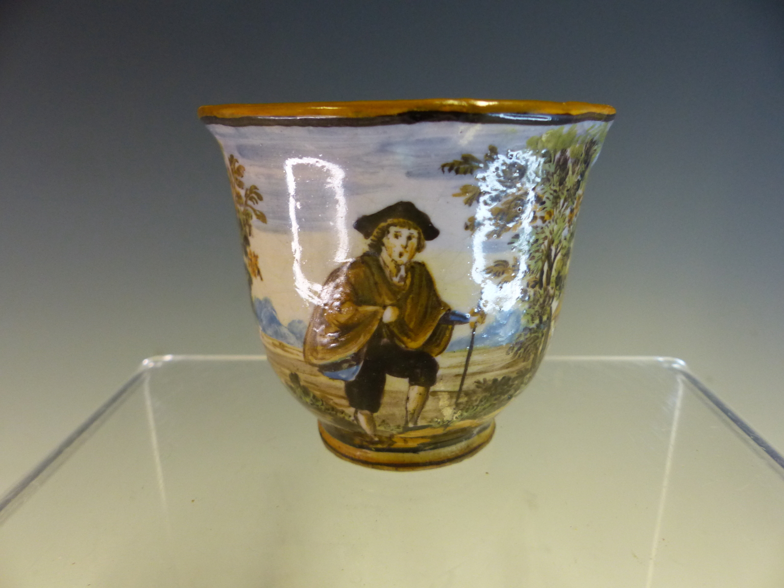 A MID 18th C. CASTELLI MAIOLICA COFFEE CUP PAINTED WITH A WAYFARER AMONGST TREES WITH DISTANT - Image 3 of 6