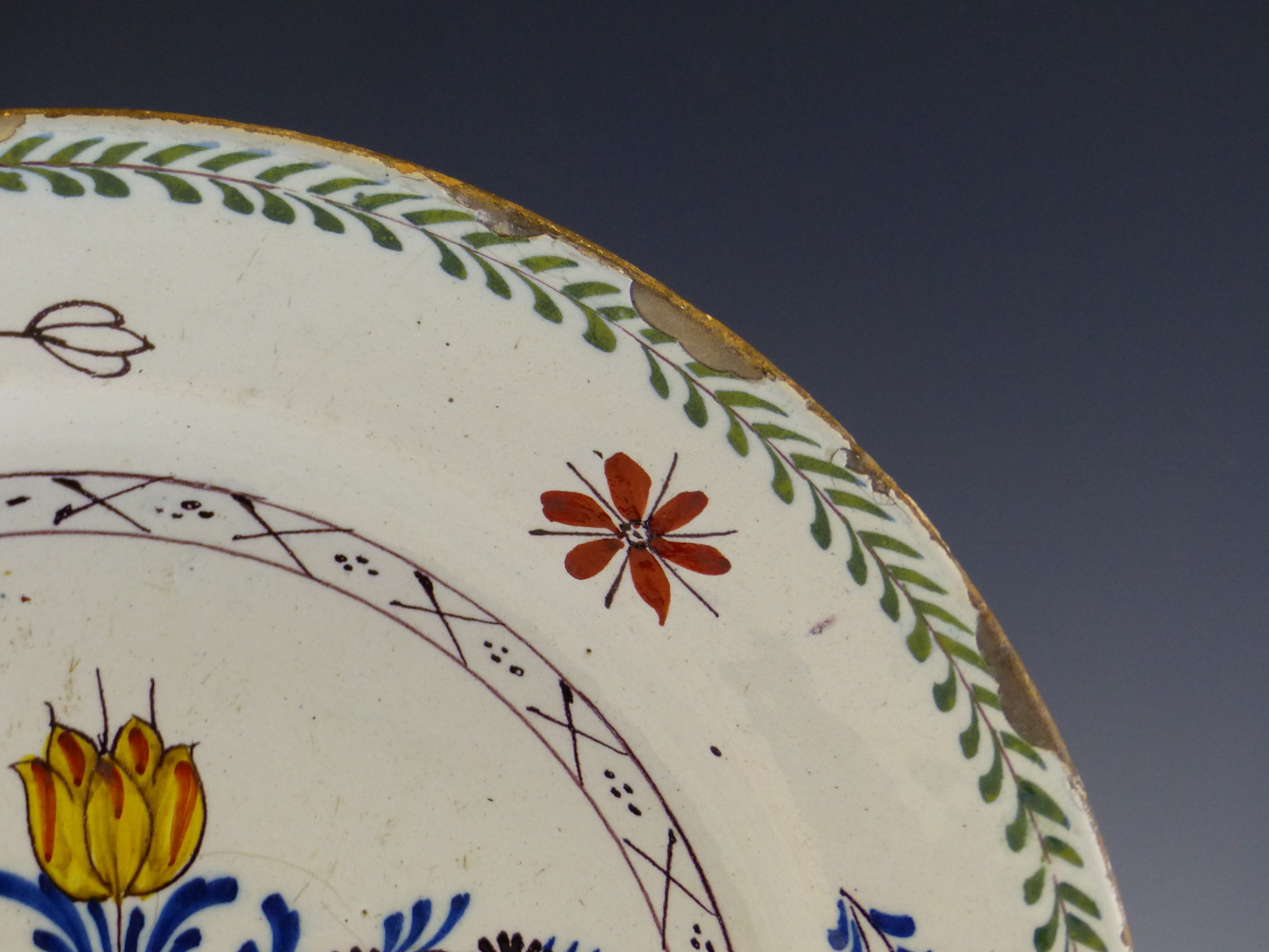 A PAIR OF MID 18th C. ENGLISH POLYCHROME DELFT DISHES PAINTED WITH CENTRAL SPRAYS OF FLOWERS - Image 10 of 20