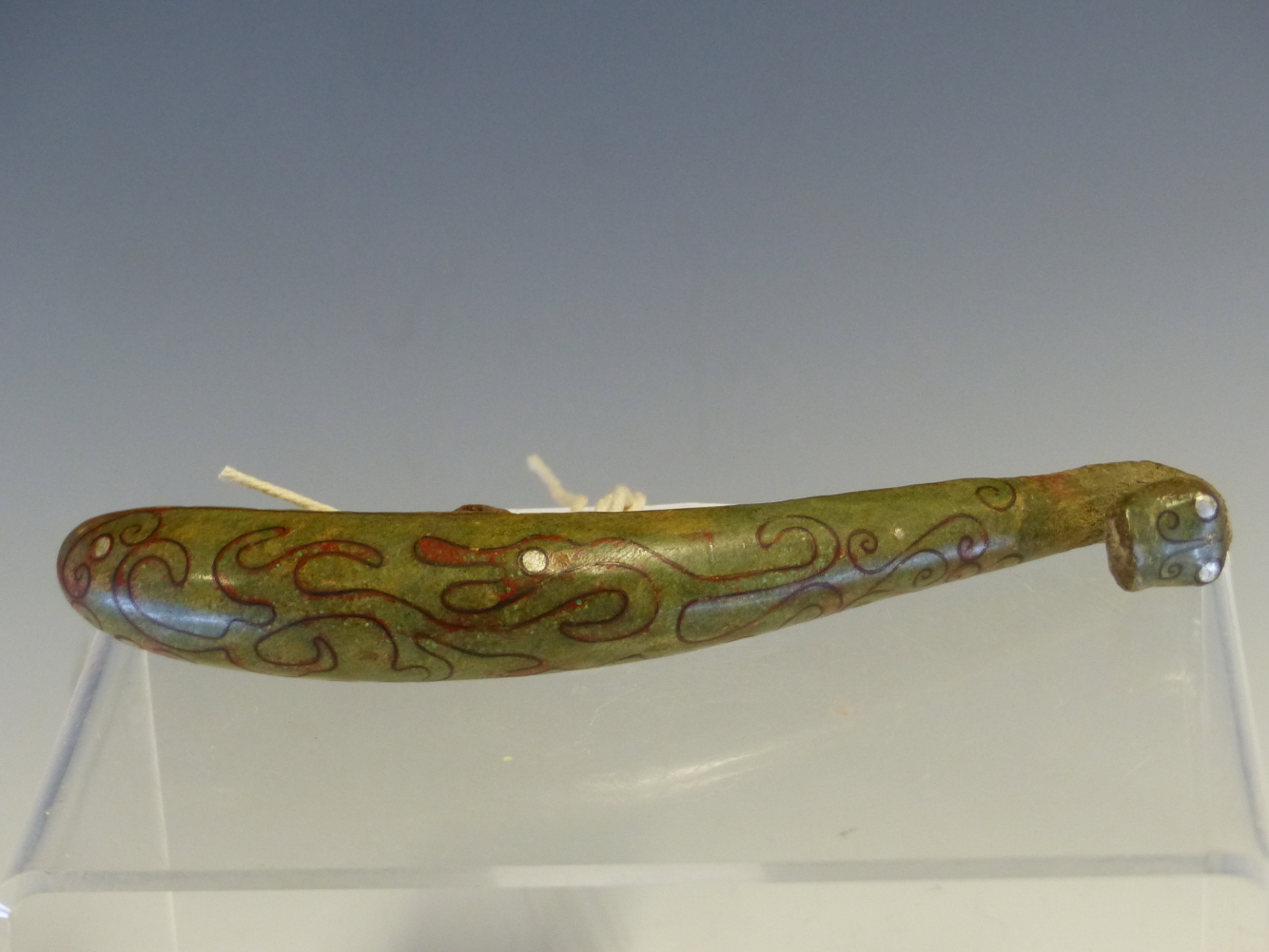 AN EARLY CHINESE BRONZE BELT HOOK, THE DRAGON FORM INLAID WITH COPPER WIRE AND SILVER STIPPLES. - Image 8 of 8
