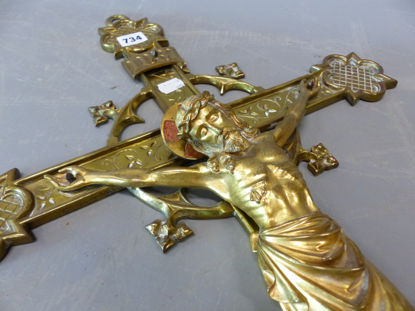 A LATE 19th C. GILT BRONZE CRUCIFIX, CHRISTS HALO PICKED OUT IN RED, THE END OF THE CROSS WITH - Image 3 of 5