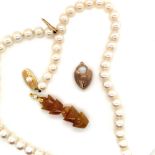 A DIAMOND AND HARDSTONE CARVED ORIENTAL PENDANT COMPLETE WITH AN 18ct GOLD BALE, DROP 4.5cms,