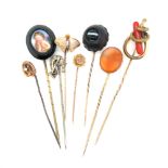 A COLLECTION OF ANTIQUE AND LATER STICK PINS TO INCLUDE BANDED AGATE, A HALLMARKED 9ct GOLD AND
