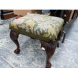 AN 18TH CENTURY STYLE MAHOGANY STOOL ON CARVED CABRIOLE LEGS WITH CLAW AND BALL FEET.