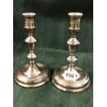 A PAIR OF SILVER CANDLESTICKS BY DA-MAR, LONDON 1977, THE STEMS WITH TWO RING TURNED KNOPS ABOVE THE