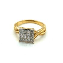 AN 18ct HALLMARKED GOLD AND DIAMOND MULTI STONE RING. FOUR ROWS OF FOUR PRINCESS CUT DIAMONDS IN A