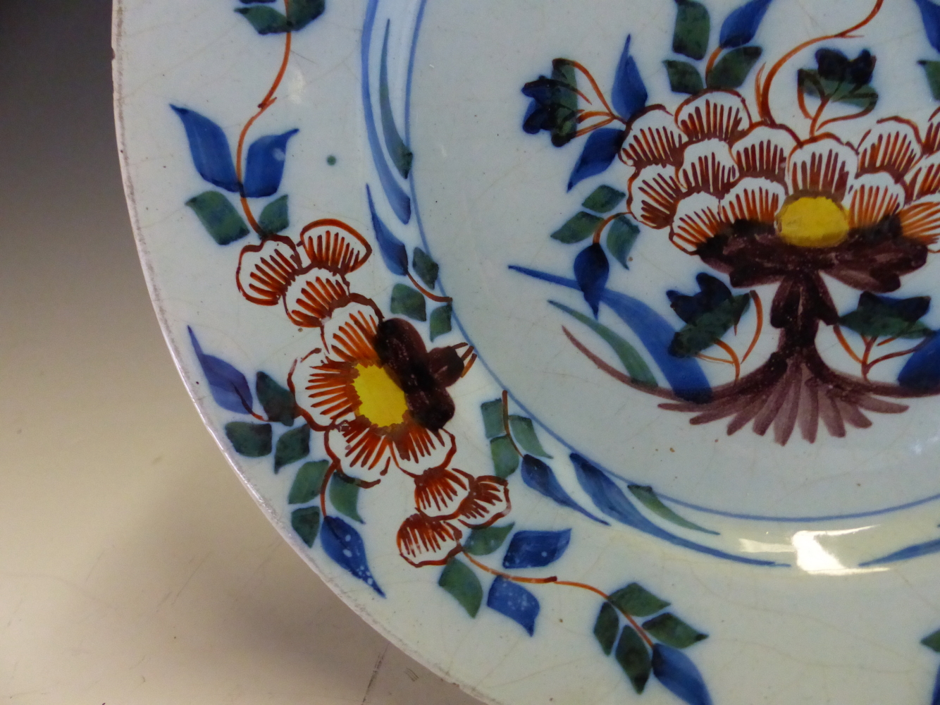 A PAIR OF 18th C. ENGLISH DELFT POLYCHROME PLATES PAINTED WITH YELLOW CENTRED RED FLOWERS WITHIN - Image 8 of 10