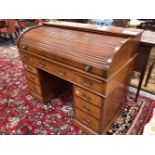 AN EDWARDIAN LINE INLAID MAHOGANY ROLL TOP PEDESTAL DESK, THE SLATTED TOP ABOVE THREE DRAWERS, A