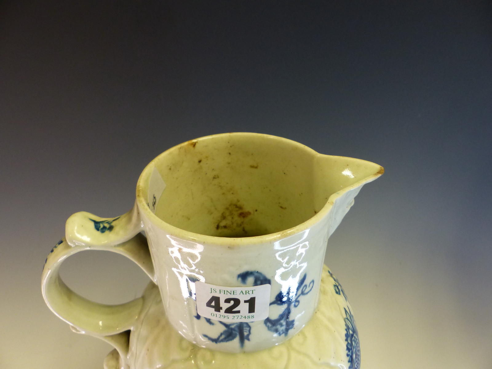 AN 18th C. WORCESTER BLUE AND WHITE MASK JUG PRINTED WITH ROSES AND OTHER FLOWER IN SPRAYS, CRESCENT - Image 5 of 14