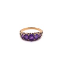 A VINTAGE FIVE STONE AMETHYST GRADUATED HALF HOOP RING. FINGER SIZE R 1/2. WEIGHT 3.0grms.