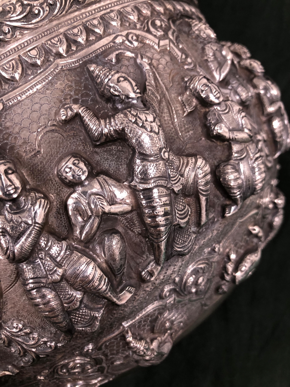 A BURMESE WHITE METAL BOWL, THE ROUNDED SIDES OF THE EXTERIOR RAISED WITH COURT SCENES OF FIGURES - Image 5 of 8