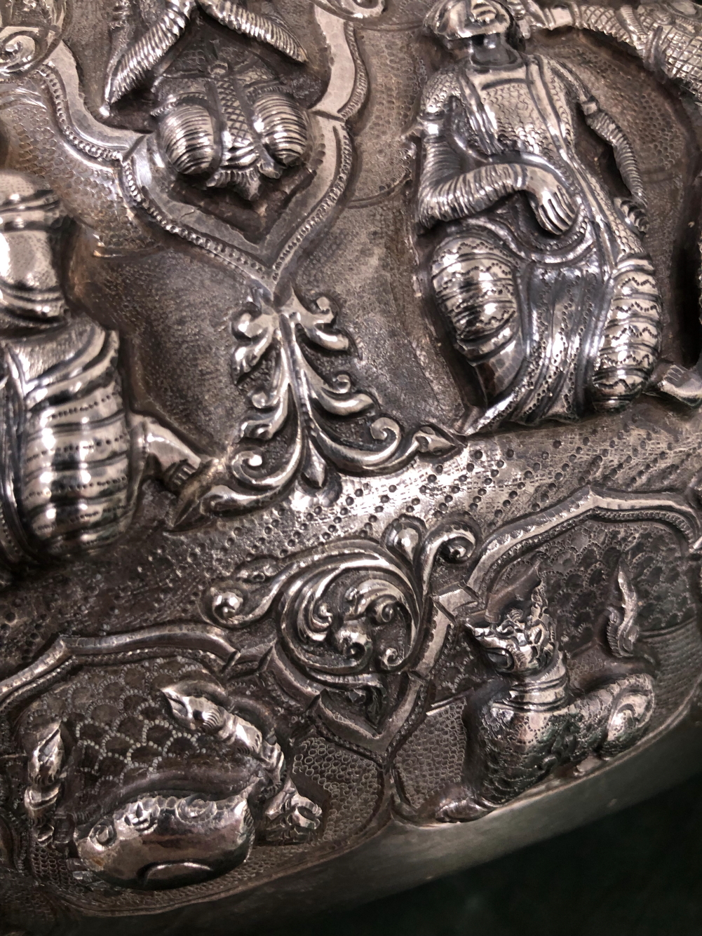 A BURMESE WHITE METAL BOWL, THE ROUNDED SIDES OF THE EXTERIOR RAISED WITH COURT SCENES OF FIGURES - Image 7 of 8