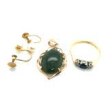 A GREEN HARDSTONE PENDANT, ASSESSED AS 9ct GOLD, TOGETHER WITH A PAIR OF 9ct STAMPED PEARL SCREW