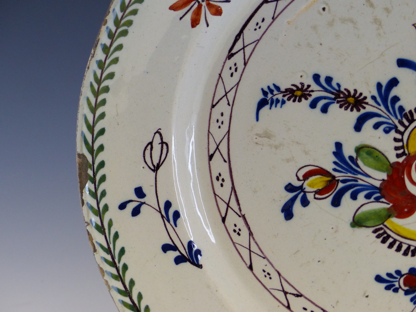A PAIR OF MID 18th C. ENGLISH POLYCHROME DELFT DISHES PAINTED WITH CENTRAL SPRAYS OF FLOWERS - Image 11 of 20