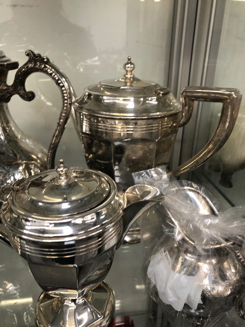 AN ELECTROPLATE FOUR PIECE TEA SET TOGETHER WITH A THREE PIECE SET - Image 2 of 4