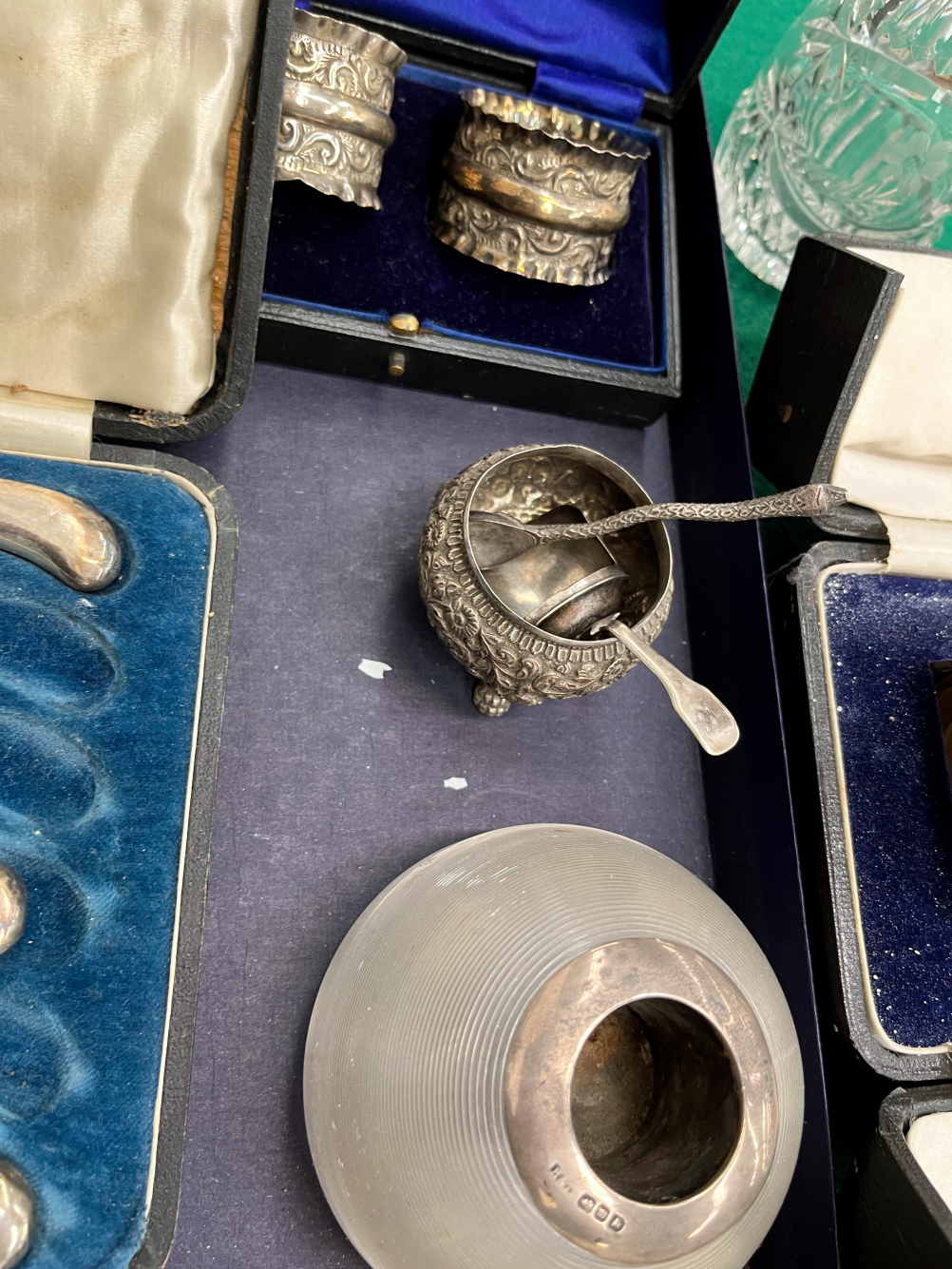 BOXED SILVER WARES INCLUDING NAPKIN RINGS, A SUGAR CASTER, COFFEE SPOONS TOGETHER WITH A GLASS - Image 2 of 5