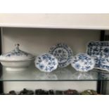 FIVE PIECES OF MEISSEN BLUE AND WHITE ONION PATTERN PORCELAINS