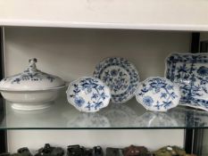 FIVE PIECES OF MEISSEN BLUE AND WHITE ONION PATTERN PORCELAINS