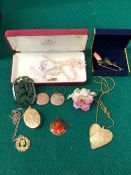 A GREEN HARDSTONE CARVED EASTERN PENDANT, VARIOUS ROLLED GOLD LOCKETS, VINTAGE COSTUME JEWELLERY