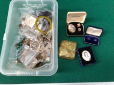 A HALLMARKED SILVER NURSES BUCKLE, SILVER THIMBLES AND VARIOUS OTHER SILVER JEWELLERY ITEMS TOGETHER