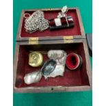 A VINTAGE WOODEN BOX CONTAINING A HALLMARKED SILVER LETTER CLIP, DECANTER LABELS, ETC.
