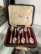A SET OF HALLMARKED SILVER TEA SPOONS AND A PAIR OF SUGAR NIPS.