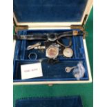 A VINTAGE JEWELLERY BOX AND CONTENTS TO INCLUDE A 9ct PART WATCH BRACELET, VARIOUS WATCH HEADS TO