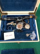 A VINTAGE JEWELLERY BOX AND CONTENTS TO INCLUDE A 9ct PART WATCH BRACELET, VARIOUS WATCH HEADS TO