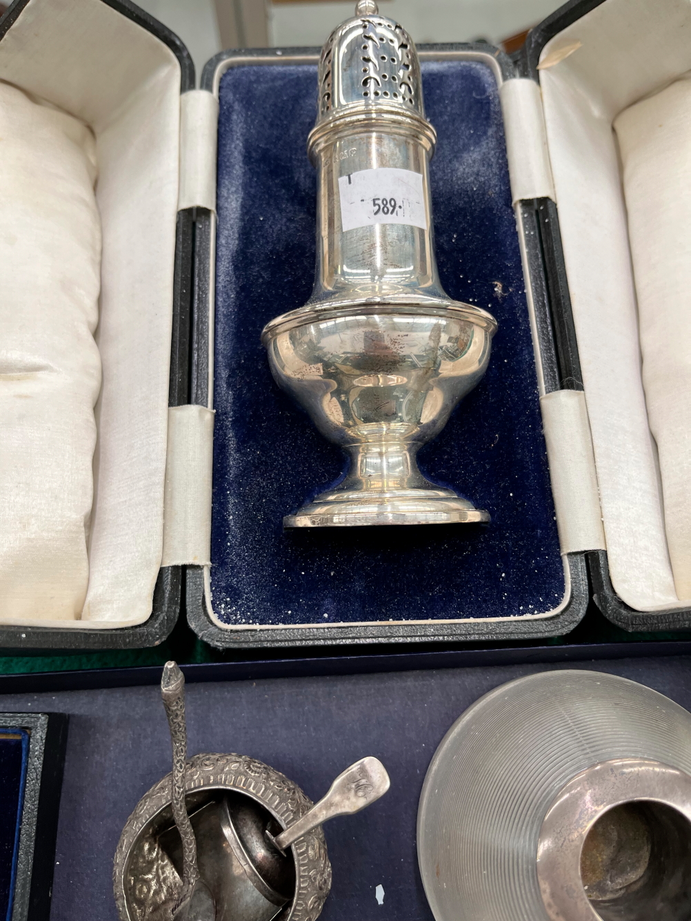 BOXED SILVER WARES INCLUDING NAPKIN RINGS, A SUGAR CASTER, COFFEE SPOONS TOGETHER WITH A GLASS - Image 3 of 5